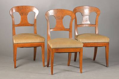3 Schaufelstühle, Schweiz, um 1820, Nussbaum, z. T. quer verlegt, schöne Patina, l. Furnierschäden, l. Alters- und Gebrauchsspuren, H. ca. 85 cm, ...