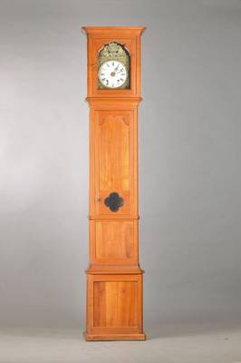 Standuhr, Frankreich um 1820/30, Gehäuse Kirschbaum mit altem Wurmbefall, dreiteilig, Schwungbereich der Pendelscheibe unter Glas, Uhrwerk Comtoise, ...