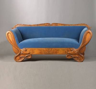 Sofa, Frankfurt, um 1835-40, Nussbaum massiv, Wurzelfurnier, z. T. quer verlegt, vollplastische Verzierungen in Schlangenform, sehr schöne ...