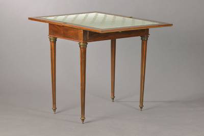 Spieltisch, um 1870, Frankreich, Napoleon III. , Pyramidenmahagonifurnier, Messingintarsien, z. T. gespiegelt verlegt, Beine gerieft, Platte ...