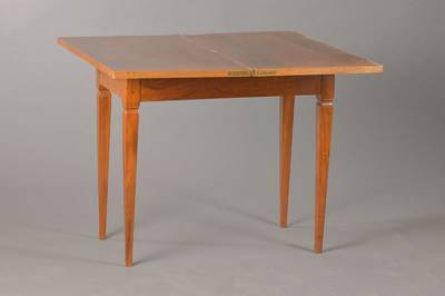 Dreh-und Klapptisch, süddeutsch, um 1840/50,Nussbaum, konische abgesetzte Vierkantbeine, Platte dreh- und aufklappbar, Gebr.-Sch., Reste alten ...