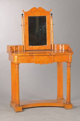 Friesiertisch, um 1835-40, Schweiz, Ahorn z. T. gespiegelt verlegt, z. T. quer verlegt, l. gestauchte Säulenbeine, Zargenschub, Aufsätze mit 2 ...