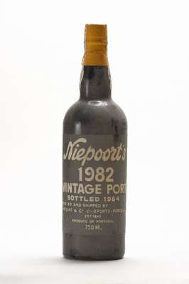 4 Flaschen 1982 Niepoort's Vintage Port, 1984 in die Flasche gefüllt, je ca. 75 cl, je ca. top shoulder u. besser., je ca. 20% Vol. , ...