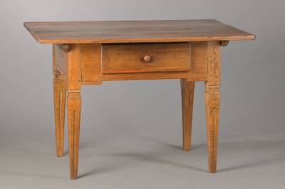 Louis-Seize Tisch, Süddeutsch, um 1800/10, Eiche, kannelierte Beine, integrierte Schublade, Platte erneuert, aus altem Holz, Alterssp., ca. ...