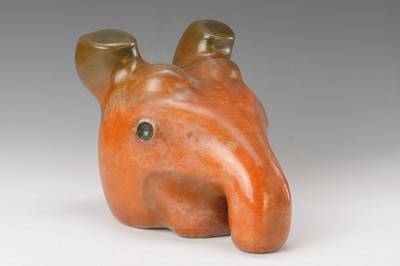 Unbekannter zeitgenössischer Künstler, stilisterter Tierkopf, Holz geschnitzt und bunt gefasst, sign. ALF, datiert 55, H. ca. 21 cm, L. ca. 23 cm