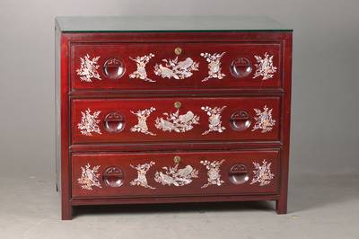 Kommode, China, ca. 30 Jahre alt, Mahagoni massiv, mit typischer chinoserie-artiger Perlmut-Einlegearbeit, diese z.T. fein nachgestochen, in ...