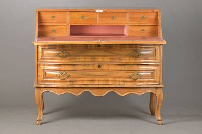 Schrägklappensekretär, sog. Wellensekretär, wohl Frankfurt, um 1790,Nussbaum querfurniert, auf Weichholzkorpus, doppelt geschweifte Front, ...