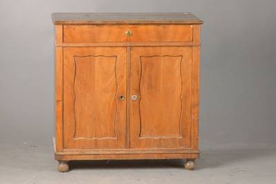 Kommode, deutsch, 1850-60, Nussbaumfurnier auf Weichholzkorpus, 2-türig mit geschweiften Brezelfüllungen, 1-schübig, Schlösser sek., Überholung ...