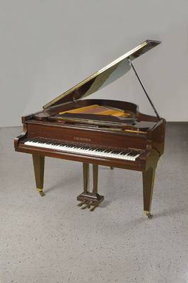 Stutzflügel, C.Bechstein, Nr. 159962, Baujahr wohl 1968-69, Feinstes Mahagonifurnier, Resonanzboden unbeschädigt, übliche Gebr.-Sp. in Form von ...