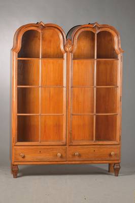 Art-Deco-Vitrine, um 1925, Nußbaum, 2 verglaste Türen vielfach versproßt über 2 Schubladen, dezent floraler Dekor, zeittypischgeschweifter ...