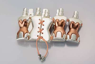 JEAN PAUL GAULTIER Armband, Metall, Modell "Parfums", Elemente in Form der bekannten Parfumflakons, auf Gummizug, D. ca. 5 cm
