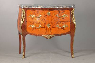 Kommode, Frankreich, um 1920/30, Rosenholz auf Eichekorpus, im Franz. Barockstil, bombierte Formgebung, 2-schübig mit Rocaillenbeschlag, ...