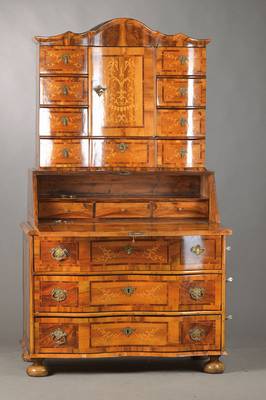 Tabernakelsekretär, süddeutsch, um 1750, Nussbaum- bzw. Wurzelnussfurnier auf Weichholzkorpus, Aufteilung á trois corps, 3- schübige Kommode ...