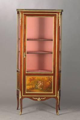 Vitrine, Frankreich, um 1900/10, Rosenholzfurnier auf Kreuzfuge verlegt, strenge Formgebung nach dem Transition- Vorbild, 1-türig, 3-seitig ...