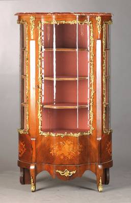 Vitrine, Frankreich, um 1920-30, Rosenholz auf Mahagonikorpus, vielfach geschweift, konkav u. konvexe Formgebung, 1-türig, 3- seitig verglast, Glas ...
