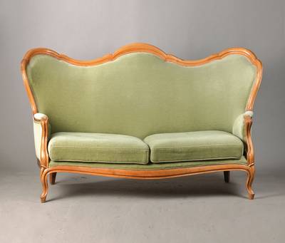 Sofa, deutsch, um 1840, Nussbaum massiv, allseitig geschweift u. gerieft, auch rückseitig bezogen u. frei im Raum stellbar, Bezug u. Polster mit ...