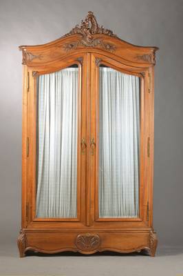 Kleiderschrank, Frankreich, um 1900, Nussbaum massiv, 2-türig, im Barockstil, verglaste Türen von Innen mit Stoffvorhängen bedeckt, Innen ...