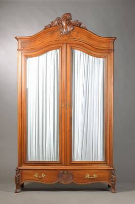 Nussbaumschrank, Frankreich, um 1890, Nussbaum massiv, 2-türig verglast mit Stoffvorhängen im Innenleben, Innen 4 durchgehende Einlegebretter, ...