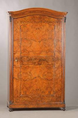 Wäscheschrank, deutsch, um 1850, Nussbaum- bzw. Wurzelnussfurnier auf Weichholzkorpus, geschweifter Giebel, Ecken abgeschrägt u. profiliert, ...