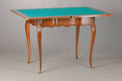 Spieltisch, Frankreich, um 1920-30, geschweifte Form im Louis-XV-Stil, Rosenholz u. Mahagoni, Platte mit umlaufendem Messingfries sowie florale ...