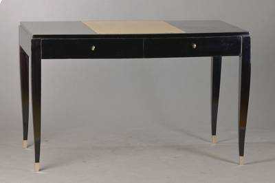 Schreibtisch, sog. Bureau-plat, Frankreich, um 1930, Mahagoni, Fassung aufgefrischt, 2 Zargeschübe mit Schlüssel, mittiger Lederbeschlag, Beine l. ...