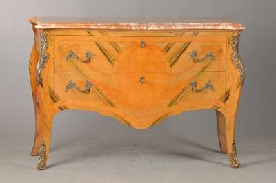 Kommode im franz. Barockstil, 20.Jh., im Louis-XV-Stil, Eiche, Rosenholz u. Mahagoni, Kartuschen- u. Schleifenmarketerie, 2-schübig, Bronzebeschlag, ...