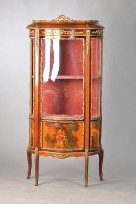 Salonvitrine mit Vernis-Martin-Malerei, wohl Dresden, um 1900, Mahagoni, 1-türig, 3-seitigverglast, Gläser z.t. doppelt geschweift, Innenleben mit ...