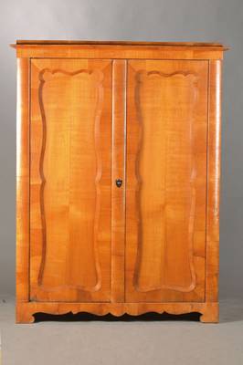 Sog. Brezelschrank, Österreich/Ungarn, um 1830/40, Kirschbaumfurnier auf Weichholzkorpus, 2-türig mit stiltypisch geschweiften Brezelfüllungen, ...