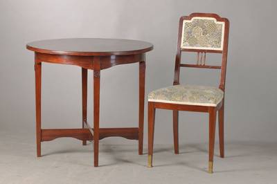 Umfangreiches Salon-Ensemble, wohl Münchner Jugendstil, um 1902/04, Mahagoni massiv, z.T. auf Eichekorpus, bestehend aus einem Sofa mit Umbau (2 ...