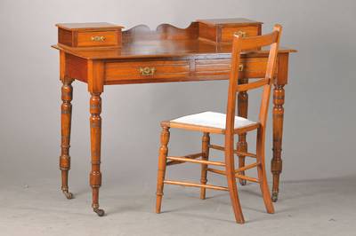 Englische Damensekretär, um 1880/90, dazu 2 Windsor-Stühle, Nussbaum massiv, 2-schübig, 2 Aufsätze mit je einem Schub, gedrechselte Beine auf ...