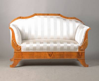 Biedermeiersofa, wohl südwestddeutsch, um 1820/30, Wurzelnussfurnier, ausgeschweifte Beine, stiltypische Füllhornornamentik, Rückenlehne doppelt ...