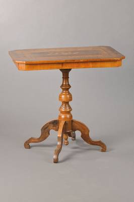 Beistelltischchen, wohl Italien, Mitte 19.Jh., Verschiedene Edelhölzer u.a. Nussbaum , Ahorn, gedrechselter Balusterfuß mit 4 geschweiften ...