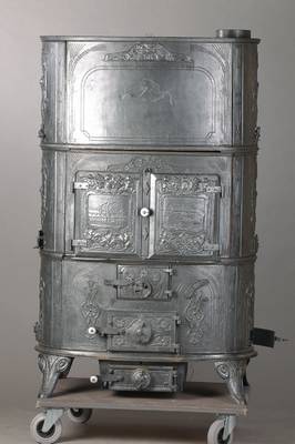 Etagenofen, sog. Regulierkochofen, deutsch, um 1905/10, Gußeisen, in vielfachem abstrakt-jugendstil-typischem Dekor, u.a. mit Vögel, ...