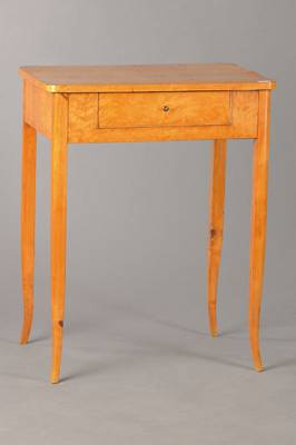 Beistelltischchen, Franken, um 1815/20, Birkefurnier auf Weichholzkorpus, Zargenschub für Handwerksutensilien, elegant ausgeschweifte Beine, z.T. ...
