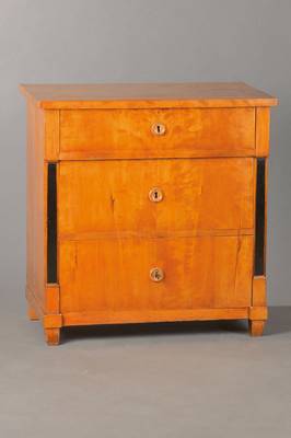 Kommode, norddeutsch, um 1830, Birkefurnier auf Weichholzkorpus, schwarz abgesetzte Pilaster, 3-schübig mit angedeutetem Überbauschub, sehr ...