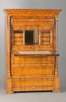 Standsekretär, wohl Rheinland, um 1830, Nussbaum- bzw. Wurzelnussfurnier auf Weichholzkorpus, reiche plastische Front mit Wellenaufdopplung u. ...