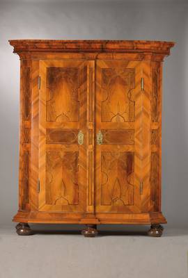 Barockschrank, wohl Raum Frankfurt, um 1740/50, Nussbaumfurnier z.T. vielfach auf Kreuzfuge verlegt, zeittypisches Bandelwerk in kontrasierenden ...