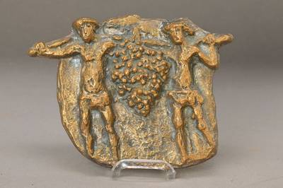 Bruno Fay, geb. 1935, Bronzerelief Traubenträger, signiert, ca. 15x19cm