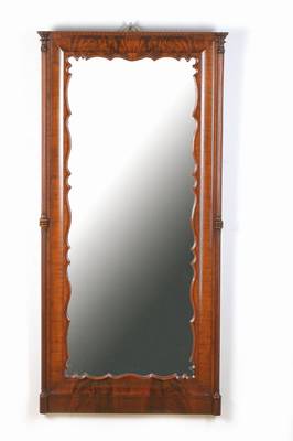 Spiegel, um 1860, Mahagonifurnier auf Weichholzkorpus, auf Gehrung gearbeitet mit Wellenprofil, Spiegelrahmung in Brezelfüllung, Ecken dreipässig, ...