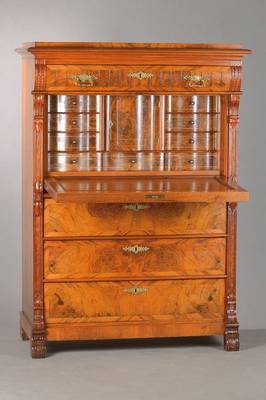 Sekretär, deutsch, um 1880, Nussbaumfurnier auf Weichholzkorpus, Kopfschub mit Wulstprofil, abklappbare Schreibplatte, Innenleben in ...