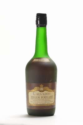 1 Flasche 1953 Jehan Foucart Calvados, Appellation Calvados Pays D'Auge Controlee, ca. 70 cl, ca 42% Vol., unverkostet, Abstand zwischen Kapsel ...