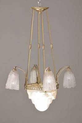 Deckenlampe, Frankreich, 1930er Jahre, Eisenmontur, mattierte und reliefierte Glaseinsätze in stiltypisch abstraktem Dekor, 5 Brennstellen, ...