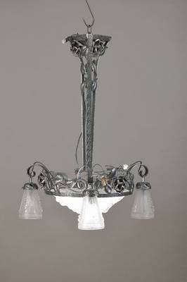Deckenlampe, deutsch, um 1910/15, Schmiedeeisern, 4 Brennstellen, 3 abgehängte Schirmchen mit Mittelschirm, geätzt u. geschliefene, im Abstrakten ...