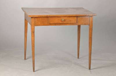 Kleiner Salontisch / Sofatisch, süddeutsch, um1820/30, Birke furniert u. massiv, reduzierte Formgebung, konische Vierkantbeine,Zargenschub mit ...