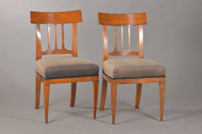 4er Satz Schaufelstühle, süddeutsch, wohl Nordfranken, um 1815/20, Nussbaum massiv, frühes Biedermeier, Rückenlehne in l. gewölbter ...