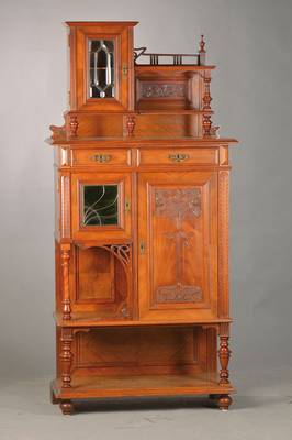 Vertiko, Deutsch, um 1895/1900, Nussbaum, Jugendstil mit Teilen des Historismus, mit feiner floraler Verzierung, asymmetrischerAufbau, 2-türig mit ...