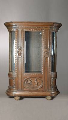 Vitrine, Demi-Lune-Form mit abgerundeten Gläsern, deutsch, um 1910/20, Eiche massiv, 1- türig, seitl. abgerundete Gläser, frontales Glas fac., ...