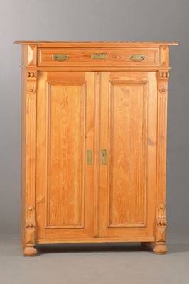 Vertiko, deutsch, um 1880/90, Weichholz massiv, stilübliche Gründerzeitornamentik, 2- türig mit einem Schub, Schlüsselschilde u. Beschläge um ...