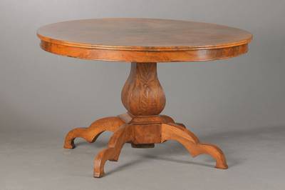 Tisch, süddeutsch, um 1835-40, Nussbaum, Wurzelnuss furniert in Sternenform verlegt, Säule in vierfachen Auslegungen, diese doppelt geschweift, ...
