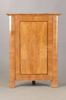 Eckschrank, süddeutsch, um 1830-40, Front altbelassen, Korpus Weichholz, wurzelnuss gespiegelt verlegt, mit dunklen Bandintarsien, Rückenteil ...